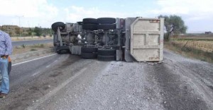 yozgatta_micir_yuklu_tir_devrildi_h277357