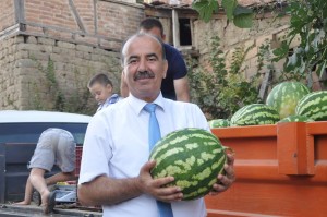 belediye başkanı hayri türkyılmaz mudanyanın yetiştirdiği karpuzla birlikte