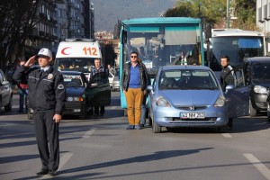 BURSA'DA 09.05'TE HAYAT DURDU BURSA'DA ATATÜRK'ÜN ÖLÜMÜNÜN 75. YILDÖNÜMÜ SEBEBÝYLE ÞEHÝR GENELÝNDE ÇALAN SÝRENLERLE HAYAT ADETA DURDU HEYKEL'DE DÜZENLENEN ANMA PROGRAMINA BÝSÝKLET VE MOTOSÝKLET TUTKUNLARI DESTEK VERÝRKEN, SÝREN ESNASINDA ARAÇLARINDAN ÝNEN SÜRÜCÜLERÝN SAYGI DURUÞUNDA BULUNMASI DÝKKAT ÇEKTÝ