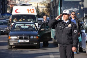 BURSA'DA 09.05'TE HAYAT DURDU BURSA'DA ATATÜRK'ÜN ÖLÜMÜNÜN 75. YILDÖNÜMÜ SEBEBÝYLE ÞEHÝR GENELÝNDE ÇALAN SÝRENLERLE HAYAT ADETA DURDU HEYKEL'DE DÜZENLENEN ANMA PROGRAMINA BÝSÝKLET VE MOTOSÝKLET TUTKUNLARI DESTEK VERÝRKEN, SÝREN ESNASINDA ARAÇLARINDAN ÝNEN SÜRÜCÜLERÝN SAYGI DURUÞUNDA BULUNMASI DÝKKAT ÇEKTÝ