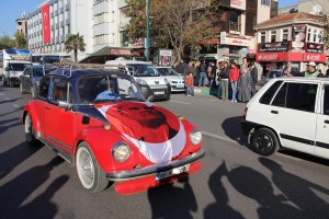 BURSA'DA 09.05'TE HAYAT DURDU BURSA'DA ATATÜRK'ÜN ÖLÜMÜNÜN 75. YILDÖNÜMÜ SEBEBÝYLE ÞEHÝR GENELÝNDE ÇALAN SÝRENLERLE HAYAT ADETA DURDU HEYKEL'DE DÜZENLENEN ANMA PROGRAMINA BÝSÝKLET VE MOTOSÝKLET TUTKUNLARI DESTEK VERÝRKEN, SÝREN ESNASINDA ARAÇLARINDAN ÝNEN SÜRÜCÜLERÝN SAYGI DURUÞUNDA BULUNMASI DÝKKAT ÇEKTÝ