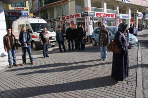 BURSA'DA 09.05'TE HAYAT DURDU BURSA'DA ATATÜRK'ÜN ÖLÜMÜNÜN 75. YILDÖNÜMÜ SEBEBÝYLE ÞEHÝR GENELÝNDE ÇALAN SÝRENLERLE HAYAT ADETA DURDU HEYKEL'DE DÜZENLENEN ANMA PROGRAMINA BÝSÝKLET VE MOTOSÝKLET TUTKUNLARI DESTEK VERÝRKEN, SÝREN ESNASINDA ARAÇLARINDAN ÝNEN SÜRÜCÜLERÝN SAYGI DURUÞUNDA BULUNMASI DÝKKAT ÇEKTÝ