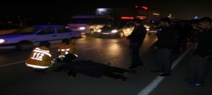 KAZADA ÖLEN BABALARININ ELİNİ TUTUP GÖZYAŞI DÖKTÜLER BURSA'DA BİR KİŞİ, KARŞIDAN KARŞIYA GEÇERKEN ARACIN ÇARPMASI SONUCU HAYATINI KAYBETTİ ÖLEN ADAMIN OĞULLARI, BABALARININ ELİNİ BİR AN OLSUN BIRAKMAZKEN, GÖZYAŞLARINA HAKİM OLAMADI