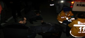 KAZADA ÖLEN BABALARININ ELİNİ TUTUP GÖZYAŞI DÖKTÜLER BURSA'DA BİR KİŞİ, KARŞIDAN KARŞIYA GEÇERKEN ARACIN ÇARPMASI SONUCU HAYATINI KAYBETTİ ÖLEN ADAMIN OĞULLARI, BABALARININ ELİNİ BİR AN OLSUN BIRAKMAZKEN, GÖZYAŞLARINA HAKİM OLAMADI