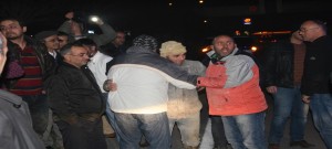 KAZADA ÖLEN BABALARININ ELİNİ TUTUP GÖZYAŞI DÖKTÜLER BURSA'DA BİR KİŞİ, KARŞIDAN KARŞIYA GEÇERKEN ARACIN ÇARPMASI SONUCU HAYATINI KAYBETTİ ÖLEN ADAMIN OĞULLARI, BABALARININ ELİNİ BİR AN OLSUN BIRAKMAZKEN, GÖZYAŞLARINA HAKİM OLAMADI