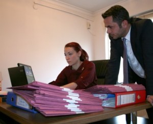 (ÖZEL HABER) DOSYA MASRAFI DAVASI BANKA İLE MÜŞTERİNİN ARASINI AÇAR MI? DOSYA MASRAFLARINI AVUKATLAR ARACILIĞIYLA HIZLI VE ÜCRETSİZ ALABİLEN VATANDAŞLAR, BANKALARDAN YENİ KREDİ ALAMAMAKTAN ENDİŞELİ AVUKATLAR DOSYA MASRAFLARIYLA İLGİLİ MERAK EDİLENLERE AÇIKLIK GETİRDİ