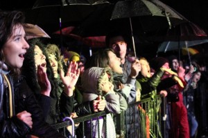 SERTAP ERENER’DEN YAĞMUR ALTINDA UNUTULMAZ KONSER