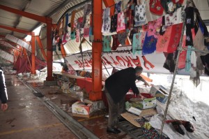 ÖNCE CANLARINI SONRA, MALLARINI KURTARDILAR PAZAR YERİNİN ÇATISININ ÇÖKME ANI VE YAŞANAN TELAŞ GÜVENLİK KAMERASINDA