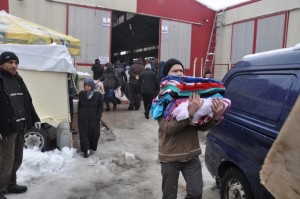 ÖNCE CANLARINI SONRA, MALLARINI KURTARDILAR PAZAR YERİNİN ÇATISININ ÇÖKME ANI VE YAŞANAN TELAŞ GÜVENLİK KAMERASINDA