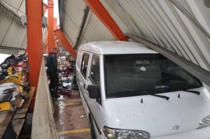 ÖNCE CANLARINI SONRA, MALLARINI KURTARDILAR PAZAR YERİNİN ÇATISININ ÇÖKME ANI VE YAŞANAN TELAŞ GÜVENLİK KAMERASINDA