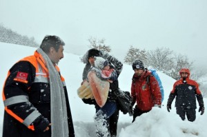 (ÖZEL HABER) - DAĞDA ÇADIRDA YAŞAYAN HAMİLE KADIN İÇİN 30 SAATLİK KARLA SAVAŞ 30 SAAT BOYUNCA 4 METREYE ULAŞAN KARLA MÜCADELE EDEREK DAĞ BAŞINDAKİ YÖRÜK ÇADIRINA ULAŞAN EKİPLER, HAMİLE KADINI VE 1,5 YAŞINDAKİ ÇOCUĞUNU TERMAL BATTANİYELERE SARIP, KIZAKLARLA AMBULANSA TAŞIDI AFAD EKİPLERİNİN KARA GÖMÜLDÜĞÜ NEFES KESEN KURTARMA OPERASYONUNA HELİKOPTER DE HAVADAN EŞLİK ETTİ