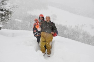 (ÖZEL HABER) - DAĞDA ÇADIRDA YAŞAYAN HAMİLE KADIN İÇİN 30 SAATLİK KARLA SAVAŞ 30 SAAT BOYUNCA 4 METREYE ULAŞAN KARLA MÜCADELE EDEREK DAĞ BAŞINDAKİ YÖRÜK ÇADIRINA ULAŞAN EKİPLER, HAMİLE KADINI VE 1,5 YAŞINDAKİ ÇOCUĞUNU TERMAL BATTANİYELERE SARIP, KIZAKLARLA AMBULANSA TAŞIDI AFAD EKİPLERİNİN KARA GÖMÜLDÜĞÜ NEFES KESEN KURTARMA OPERASYONUNA HELİKOPTER DE HAVADAN EŞLİK ETTİ
