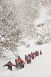 (ÖZEL HABER) - DAĞDA ÇADIRDA YAŞAYAN HAMİLE KADIN İÇİN 30 SAATLİK KARLA SAVAŞ 30 SAAT BOYUNCA 4 METREYE ULAŞAN KARLA MÜCADELE EDEREK DAĞ BAŞINDAKİ YÖRÜK ÇADIRINA ULAŞAN EKİPLER, HAMİLE KADINI VE 1,5 YAŞINDAKİ ÇOCUĞUNU TERMAL BATTANİYELERE SARIP, KIZAKLARLA AMBULANSA TAŞIDI AFAD EKİPLERİNİN KARA GÖMÜLDÜĞÜ NEFES KESEN KURTARMA OPERASYONUNA HELİKOPTER DE HAVADAN EŞLİK ETTİ