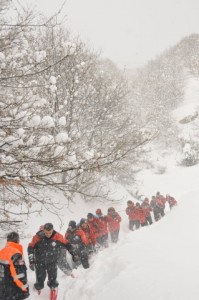 (ÖZEL HABER) - DAĞDA ÇADIRDA YAŞAYAN HAMİLE KADIN İÇİN 30 SAATLİK KARLA SAVAŞ 30 SAAT BOYUNCA 4 METREYE ULAŞAN KARLA MÜCADELE EDEREK DAĞ BAŞINDAKİ YÖRÜK ÇADIRINA ULAŞAN EKİPLER, HAMİLE KADINI VE 1,5 YAŞINDAKİ ÇOCUĞUNU TERMAL BATTANİYELERE SARIP, KIZAKLARLA AMBULANSA TAŞIDI AFAD EKİPLERİNİN KARA GÖMÜLDÜĞÜ NEFES KESEN KURTARMA OPERASYONUNA HELİKOPTER DE HAVADAN EŞLİK ETTİ