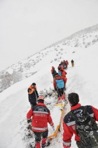 (ÖZEL HABER) - DAĞDA ÇADIRDA YAŞAYAN HAMİLE KADIN İÇİN 30 SAATLİK KARLA SAVAŞ 30 SAAT BOYUNCA 4 METREYE ULAŞAN KARLA MÜCADELE EDEREK DAĞ BAŞINDAKİ YÖRÜK ÇADIRINA ULAŞAN EKİPLER, HAMİLE KADINI VE 1,5 YAŞINDAKİ ÇOCUĞUNU TERMAL BATTANİYELERE SARIP, KIZAKLARLA AMBULANSA TAŞIDI AFAD EKİPLERİNİN KARA GÖMÜLDÜĞÜ NEFES KESEN KURTARMA OPERASYONUNA HELİKOPTER DE HAVADAN EŞLİK ETTİ