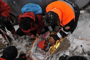 (ÖZEL HABER) - DAĞDA ÇADIRDA YAŞAYAN HAMİLE KADIN İÇİN 30 SAATLİK KARLA SAVAŞ 30 SAAT BOYUNCA 4 METREYE ULAŞAN KARLA MÜCADELE EDEREK DAĞ BAŞINDAKİ YÖRÜK ÇADIRINA ULAŞAN EKİPLER, HAMİLE KADINI VE 1,5 YAŞINDAKİ ÇOCUĞUNU TERMAL BATTANİYELERE SARIP, KIZAKLARLA AMBULANSA TAŞIDI AFAD EKİPLERİNİN KARA GÖMÜLDÜĞÜ NEFES KESEN KURTARMA OPERASYONUNA HELİKOPTER DE HAVADAN EŞLİK ETTİ