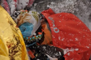 (ÖZEL HABER) - DAĞDA ÇADIRDA YAŞAYAN HAMİLE KADIN İÇİN 30 SAATLİK KARLA SAVAŞ 30 SAAT BOYUNCA 4 METREYE ULAŞAN KARLA MÜCADELE EDEREK DAĞ BAŞINDAKİ YÖRÜK ÇADIRINA ULAŞAN EKİPLER, HAMİLE KADINI VE 1,5 YAŞINDAKİ ÇOCUĞUNU TERMAL BATTANİYELERE SARIP, KIZAKLARLA AMBULANSA TAŞIDI AFAD EKİPLERİNİN KARA GÖMÜLDÜĞÜ NEFES KESEN KURTARMA OPERASYONUNA HELİKOPTER DE HAVADAN EŞLİK ETTİ