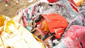 (ÖZEL HABER) - DAĞDA ÇADIRDA YAŞAYAN HAMİLE KADIN İÇİN 30 SAATLİK KARLA SAVAŞ 30 SAAT BOYUNCA 4 METREYE ULAŞAN KARLA MÜCADELE EDEREK DAĞ BAŞINDAKİ YÖRÜK ÇADIRINA ULAŞAN EKİPLER, HAMİLE KADINI VE 1,5 YAŞINDAKİ ÇOCUĞUNU TERMAL BATTANİYELERE SARIP, KIZAKLARLA AMBULANSA TAŞIDI AFAD EKİPLERİNİN KARA GÖMÜLDÜĞÜ NEFES KESEN KURTARMA OPERASYONUNA HELİKOPTER DE HAVADAN EŞLİK ETTİ