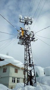 UEDAŞ EKİPLERİ KESİNTİSİZ ENERJİ HİZMETİ İÇİN ARALIKSIZ ÇALIŞIYOR