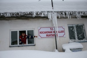 (ÖZEL HABER) BURSA’DA MAHSUR KALAN KÖYLÜLERİN 10 GÜNLÜK KAR ÇİLESİ İNEGÖL’DE 2 METRENİN ÜZERİNDE KAR NEDENİYLE EVLERİNDEN ÇIKAMAYAN KÖYLÜLERİN ÖNCE YOLLARI AÇILDI, ARDINDAN ELEKTRİKLERİ GELDİ HAYATLARI BOYUNCA BÖYLE BİR KAR GÖRMEDİKLERİNİ BELİRTEN KÖYLÜLER, 10 GÜN BOYUNCA HAYATTA KALMA MÜCADELESİ VERDİ EVLERİN ÇATILARINDA 1,5 METRE KAR OLAN KÖYDE EVLER ÇÖKME TEHLİKESİYLE KARŞI KARŞIYA KALIRKEN, ÇATILARDAN SARKAN 1,5 METRELİK BUZ SARKITLARI ŞAŞIRTTI