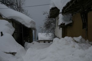 (ÖZEL HABER) BURSA’DA MAHSUR KALAN KÖYLÜLERİN 10 GÜNLÜK KAR ÇİLESİ İNEGÖL’DE 2 METRENİN ÜZERİNDE KAR NEDENİYLE EVLERİNDEN ÇIKAMAYAN KÖYLÜLERİN ÖNCE YOLLARI AÇILDI, ARDINDAN ELEKTRİKLERİ GELDİ HAYATLARI BOYUNCA BÖYLE BİR KAR GÖRMEDİKLERİNİ BELİRTEN KÖYLÜLER, 10 GÜN BOYUNCA HAYATTA KALMA MÜCADELESİ VERDİ EVLERİN ÇATILARINDA 1,5 METRE KAR OLAN KÖYDE EVLER ÇÖKME TEHLİKESİYLE KARŞI KARŞIYA KALIRKEN, ÇATILARDAN SARKAN 1,5 METRELİK BUZ SARKITLARI ŞAŞIRTTI