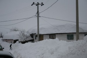 (ÖZEL HABER) BURSA’DA MAHSUR KALAN KÖYLÜLERİN 10 GÜNLÜK KAR ÇİLESİ İNEGÖL’DE 2 METRENİN ÜZERİNDE KAR NEDENİYLE EVLERİNDEN ÇIKAMAYAN KÖYLÜLERİN ÖNCE YOLLARI AÇILDI, ARDINDAN ELEKTRİKLERİ GELDİ HAYATLARI BOYUNCA BÖYLE BİR KAR GÖRMEDİKLERİNİ BELİRTEN KÖYLÜLER, 10 GÜN BOYUNCA HAYATTA KALMA MÜCADELESİ VERDİ EVLERİN ÇATILARINDA 1,5 METRE KAR OLAN KÖYDE EVLER ÇÖKME TEHLİKESİYLE KARŞI KARŞIYA KALIRKEN, ÇATILARDAN SARKAN 1,5 METRELİK BUZ SARKITLARI ŞAŞIRTTI