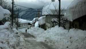 (ÖZEL HABER) BURSA’DA MAHSUR KALAN KÖYLÜLERİN 10 GÜNLÜK KAR ÇİLESİ İNEGÖL’DE 2 METRENİN ÜZERİNDE KAR NEDENİYLE EVLERİNDEN ÇIKAMAYAN KÖYLÜLERİN ÖNCE YOLLARI AÇILDI, ARDINDAN ELEKTRİKLERİ GELDİ HAYATLARI BOYUNCA BÖYLE BİR KAR GÖRMEDİKLERİNİ BELİRTEN KÖYLÜLER, 10 GÜN BOYUNCA HAYATTA KALMA MÜCADELESİ VERDİ EVLERİN ÇATILARINDA 1,5 METRE KAR OLAN KÖYDE EVLER ÇÖKME TEHLİKESİYLE KARŞI KARŞIYA KALIRKEN, ÇATILARDAN SARKAN 1,5 METRELİK BUZ SARKITLARI ŞAŞIRTTI