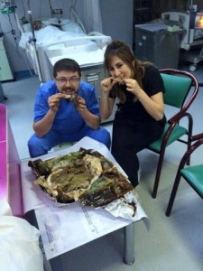 YOĞUN BAKIMDA KEBAP KEYFİNE SORUŞTURMA ELAZIĞ'DA ÖZEL BİR HASTANENİN YOĞUN BAKIMINDA HASTA ARKALARINDA YATARKEN FOTOĞRAF ÇEKTİRİP SOSYAL MEDYADA PAYLAŞAN SAĞLIK GÖREVLİLERİ HAKKINDA SORUŞTURMA BAŞLATILDI