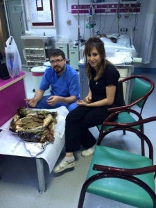 YOĞUN BAKIMDA KEBAP KEYFİNE SORUŞTURMA ELAZIĞ'DA ÖZEL BİR HASTANENİN YOĞUN BAKIMINDA HASTA ARKALARINDA YATARKEN FOTOĞRAF ÇEKTİRİP SOSYAL MEDYADA PAYLAŞAN SAĞLIK GÖREVLİLERİ HAKKINDA SORUŞTURMA BAŞLATILDI