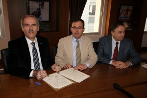 MUSTAFAKEMALPAŞA’DA YILLARIN HAYALİ GERÇEKLEŞİYOR HİÇ KULLANILMADAN ÇÜRÜMEYE TERK EDİLEN YÜZME HAVUZUNUN BULUNDUĞU ALANA BÜYÜKŞEHİR BELEDİYESİ VE SPOR TOTO İŞ BİRLİĞİYLE SPOR KOMPLEKSİ YAPILACAK