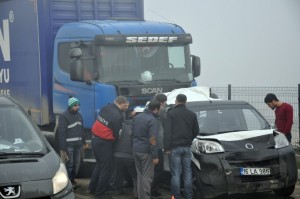 BURSA'DA 7 ARAÇ BİRBİRİNE GİRDİ KAZADA YARALANAN NİLÜFER TURİZM'İN SAHİBİ HÜSEYİN KAYAPALI HASTANEYE KALDIRILDI