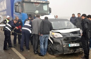 BURSA'DA 7 ARAÇ BİRBİRİNE GİRDİ KAZADA YARALANAN NİLÜFER TURİZM'İN SAHİBİ HÜSEYİN KAYAPALI HASTANEYE KALDIRILDI