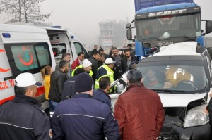 BURSA'DA 7 ARAÇ BİRBİRİNE GİRDİ KAZADA YARALANAN NİLÜFER TURİZM'İN SAHİBİ HÜSEYİN KAYAPALI HASTANEYE KALDIRILDI