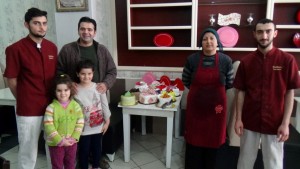 (ÖZEL HABER) AŞK PASTASI ALAN ÇİFTLERE ÇOK ÖZEL HEDİYE YILBAŞINDA ALTIN DAĞITAN TATLIM PASTANELERİ, BU KEZ ÇİFTLERİ YEMEĞE GÖNDERİYOR