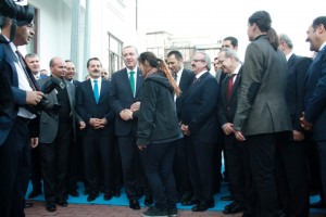 CUMHURBAŞKANI ERDOĞAN DİRİLİŞ MÜZİĞİYLE KARŞILANDI, GENÇ KIZ ŞİİR OKUDU BURSA VALİLİĞİNİ ZİYARET EDEN CUMHURBAŞKANI ERDOĞAN, KENDİSİNİ ÇAĞIRAN KIZA ‘SEN GEL’ DEDİKTEN SONRA KENDİSİ İÇİN YAZILAN ŞİİRİ DİNLEDİ CUMHURBAŞKANI TARİHİ BÜYÜKŞEHİR BELEDİYE BİNASI'NI ZİYARET EDERKEN DİRİLİŞ İLE KARŞILANDI