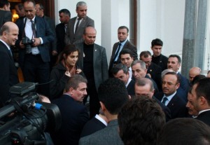 CUMHURBAŞKANI ERDOĞAN DİRİLİŞ MÜZİĞİYLE KARŞILANDI, GENÇ KIZ ŞİİR OKUDU BURSA VALİLİĞİNİ ZİYARET EDEN CUMHURBAŞKANI ERDOĞAN, KENDİSİNİ ÇAĞIRAN KIZA ‘SEN GEL’ DEDİKTEN SONRA KENDİSİ İÇİN YAZILAN ŞİİRİ DİNLEDİ CUMHURBAŞKANI TARİHİ BÜYÜKŞEHİR BELEDİYE BİNASI'NI ZİYARET EDERKEN DİRİLİŞ İLE KARŞILANDI