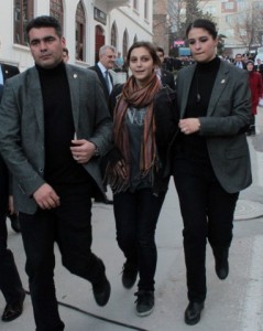 CUMHURBAŞKANI ERDOĞAN DİRİLİŞ MÜZİĞİYLE KARŞILANDI, GENÇ KIZ ŞİİR OKUDU BURSA VALİLİĞİNİ ZİYARET EDEN CUMHURBAŞKANI ERDOĞAN, KENDİSİNİ ÇAĞIRAN KIZA ‘SEN GEL’ DEDİKTEN SONRA KENDİSİ İÇİN YAZILAN ŞİİRİ DİNLEDİ CUMHURBAŞKANI TARİHİ BÜYÜKŞEHİR BELEDİYE BİNASI'NI ZİYARET EDERKEN DİRİLİŞ İLE KARŞILANDI