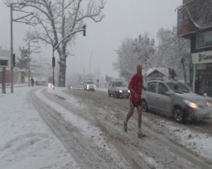 BURSA’DA KAR HAYATI FELÇ ETTİ ŞEHİR MERKEZİ'NDE KAR KALINLIĞI YARIM METREYE ULAŞTI, YOĞUN KAR YAĞIŞI NEDENİYLE ŞEHİR MERKEZİNDE HAYAT DURDU, TRAFİK KİLİTLENDİ ŞEHİRLERARASI YOLLARDA TIR'LARA VE ZİNCİRSİZ ARAÇLARA İZİN VERİLMİYOR MUDANYA YOLU'NDA KALAN ARAÇLAR TRAKTÖRLERLE KURTARILDI