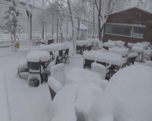 BURSA’DA KAR HAYATI FELÇ ETTİ ŞEHİR MERKEZİ'NDE KAR KALINLIĞI YARIM METREYE ULAŞTI, YOĞUN KAR YAĞIŞI NEDENİYLE ŞEHİR MERKEZİNDE HAYAT DURDU, TRAFİK KİLİTLENDİ ŞEHİRLERARASI YOLLARDA TIR'LARA VE ZİNCİRSİZ ARAÇLARA İZİN VERİLMİYOR MUDANYA YOLU'NDA KALAN ARAÇLAR TRAKTÖRLERLE KURTARILDI