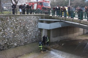 (ÖZEL-HABER) BARINMA EVİNDEN KAÇTI, MANZARA SEYREDERKEN KÖPRÜDEN BUZ GİBİ SULARA DÜŞTÜ AKINTIYA KAPILAN YAŞLI ADAMI İTFAİYE KURTARDI