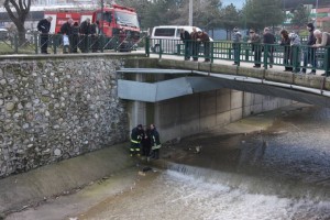 (ÖZEL-HABER) BARINMA EVİNDEN KAÇTI, MANZARA SEYREDERKEN KÖPRÜDEN BUZ GİBİ SULARA DÜŞTÜ AKINTIYA KAPILAN YAŞLI ADAMI İTFAİYE KURTARDI