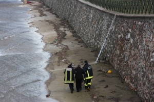 (ÖZEL-HABER) BARINMA EVİNDEN KAÇTI, MANZARA SEYREDERKEN KÖPRÜDEN BUZ GİBİ SULARA DÜŞTÜ AKINTIYA KAPILAN YAŞLI ADAMI İTFAİYE KURTARDI