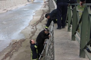 (ÖZEL-HABER) BARINMA EVİNDEN KAÇTI, MANZARA SEYREDERKEN KÖPRÜDEN BUZ GİBİ SULARA DÜŞTÜ AKINTIYA KAPILAN YAŞLI ADAMI İTFAİYE KURTARDI