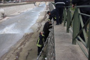 (ÖZEL-HABER) BARINMA EVİNDEN KAÇTI, MANZARA SEYREDERKEN KÖPRÜDEN BUZ GİBİ SULARA DÜŞTÜ AKINTIYA KAPILAN YAŞLI ADAMI İTFAİYE KURTARDI
