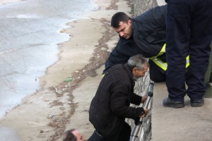 (ÖZEL-HABER) BARINMA EVİNDEN KAÇTI, MANZARA SEYREDERKEN KÖPRÜDEN BUZ GİBİ SULARA DÜŞTÜ AKINTIYA KAPILAN YAŞLI ADAMI İTFAİYE KURTARDI