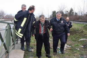 (ÖZEL-HABER) BARINMA EVİNDEN KAÇTI, MANZARA SEYREDERKEN KÖPRÜDEN BUZ GİBİ SULARA DÜŞTÜ AKINTIYA KAPILAN YAŞLI ADAMI İTFAİYE KURTARDI