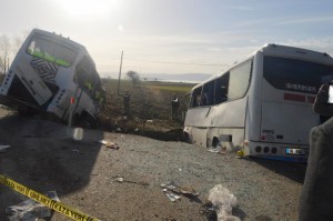 BURSA'DA İKİ SERVİS MİDİBÜSÜ ÇARPIŞTI: 1 ÖLÜ 30 YARALI