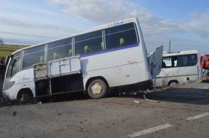 BURSA'DA İKİ SERVİS MİDİBÜSÜ ÇARPIŞTI: 1 ÖLÜ 30 YARALI