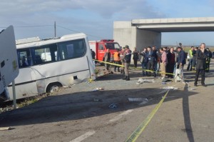 BURSA'DA İKİ SERVİS MİDİBÜSÜ ÇARPIŞTI: 1 ÖLÜ 30 YARALI