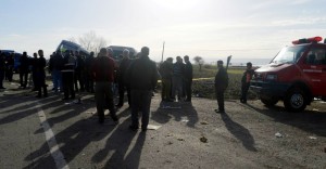 BURSA'DA İKİ SERVİS MİDİBÜSÜ ÇARPIŞTI: 1 ÖLÜ 30 YARALI